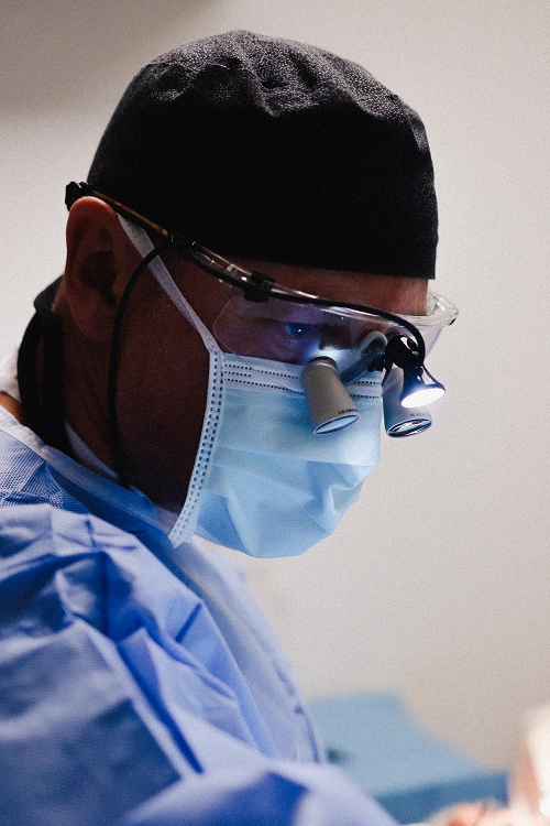 Chirurgien-dentiste en tenue d'opération à Caen